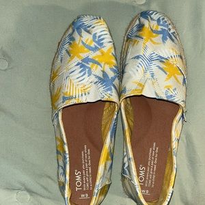 Tom’s tropical print espadrilles